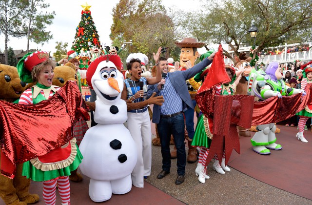 Disney-Parks-Frozen-Christmas-Celebration