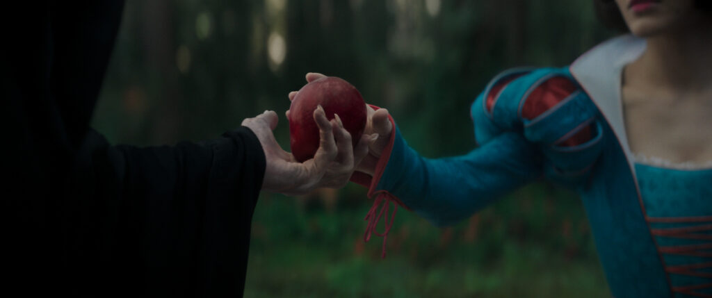Disney-snow-white-2025-still-snow-white-witch-poison-apple