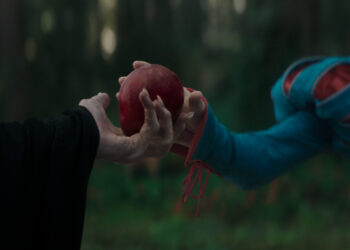 Disney-snow-white-2025-still-snow-white-witch-poison-apple