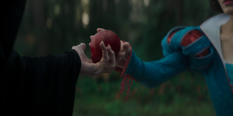 Disney-snow-white-2025-still-snow-white-witch-poison-apple